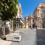 Terrazas de los restaurantes de la plaza del Cardenal Belluga de Murcia desiertas