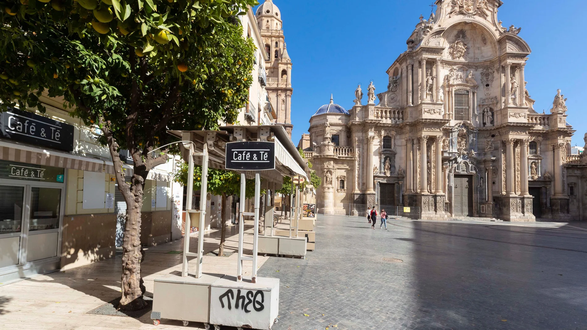 Terrazas de los restaurantes de la plaza del Cardenal Belluga de Murcia desiertas