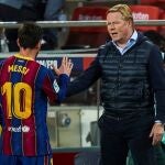 Messi saluda a Koeman tras el último partido del Barcelona