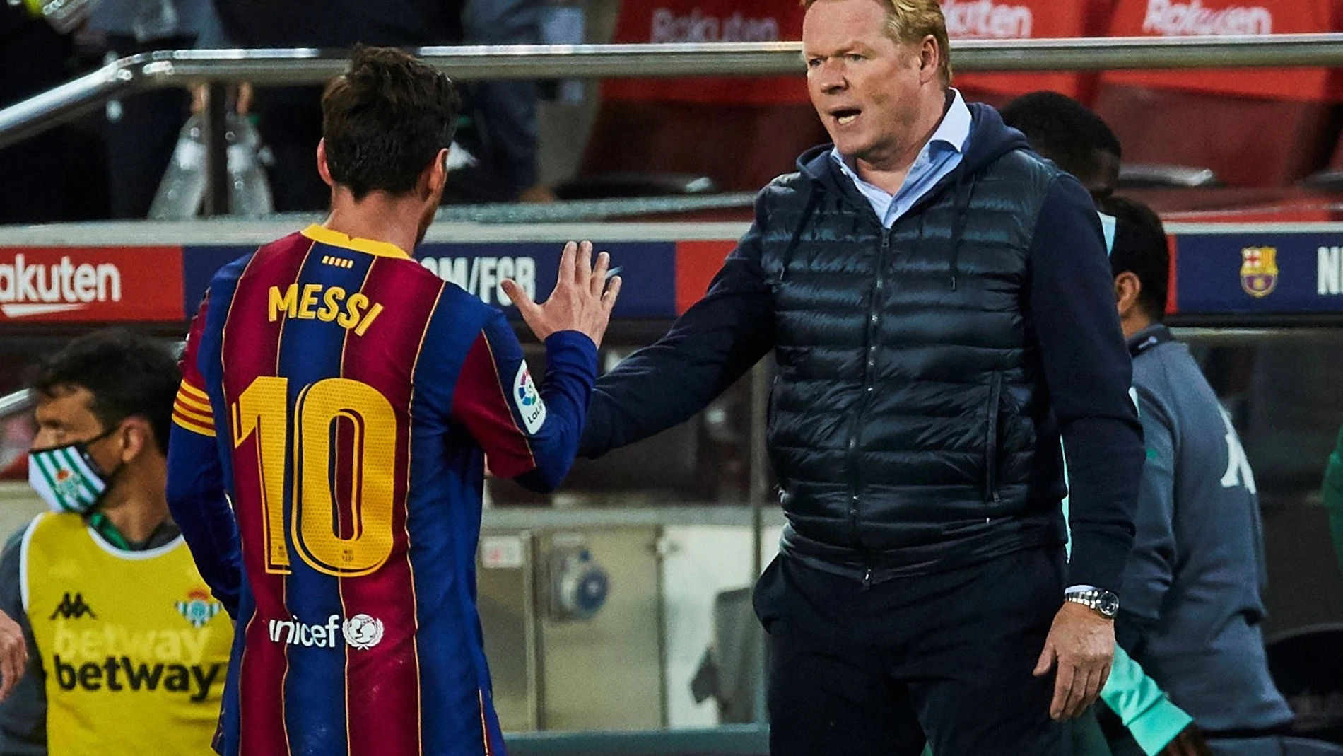 Messi saluda a Koeman tras el último partido del Barcelona