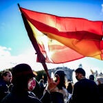 Una persona ondea una bandera de España en una manifestación contra la imposición de la mascarillas y la gestión del coronavirus que ha hecho el Gobierno, en Madrid, (España), a 7 de noviembre de 2020. La concentración, pacífica y convocada por la asociación Policías por la libertad, de reciente creación, ha arrancado desde la Puerta de la Independencia, en el Parque del Retiro y ha recorrido el centro de la capital.07 NOVIEMBRE 2020;ANTIMASCARILLAS;POLICIAS;Ricardo Rubio / Europa Press07/11/2020