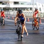 Varias triatletas durante su participación en la última prueba de este año de la Copa del Mundo de Triatlón.