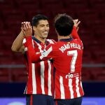 Luis Suárez y Joao Félix celebran un gol del Atlético