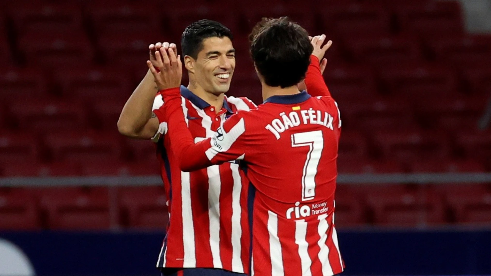 Luis Suárez y Joao Félix celebran un gol del Atlético