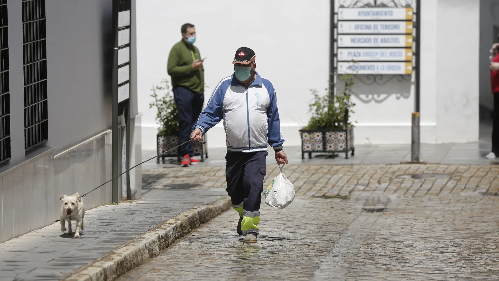 Un viandante en una calle del municipio de Almonte, en Huelva