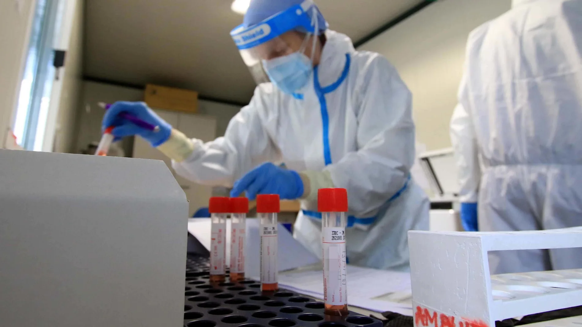 Trabajadores sanitarios recogen muestras en un laboratorio en Milán