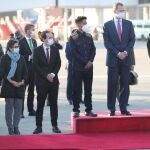 El rey de España, Felipe VI (2d), junto a Pablo Iglesias (3i), vicepresidente segundo del Gobierno de España, y la ministra de Asuntos Exteriores, Arancha González (2i), son recibidos por Andronico Rodriguez (3d), presidente del Senado boliviano