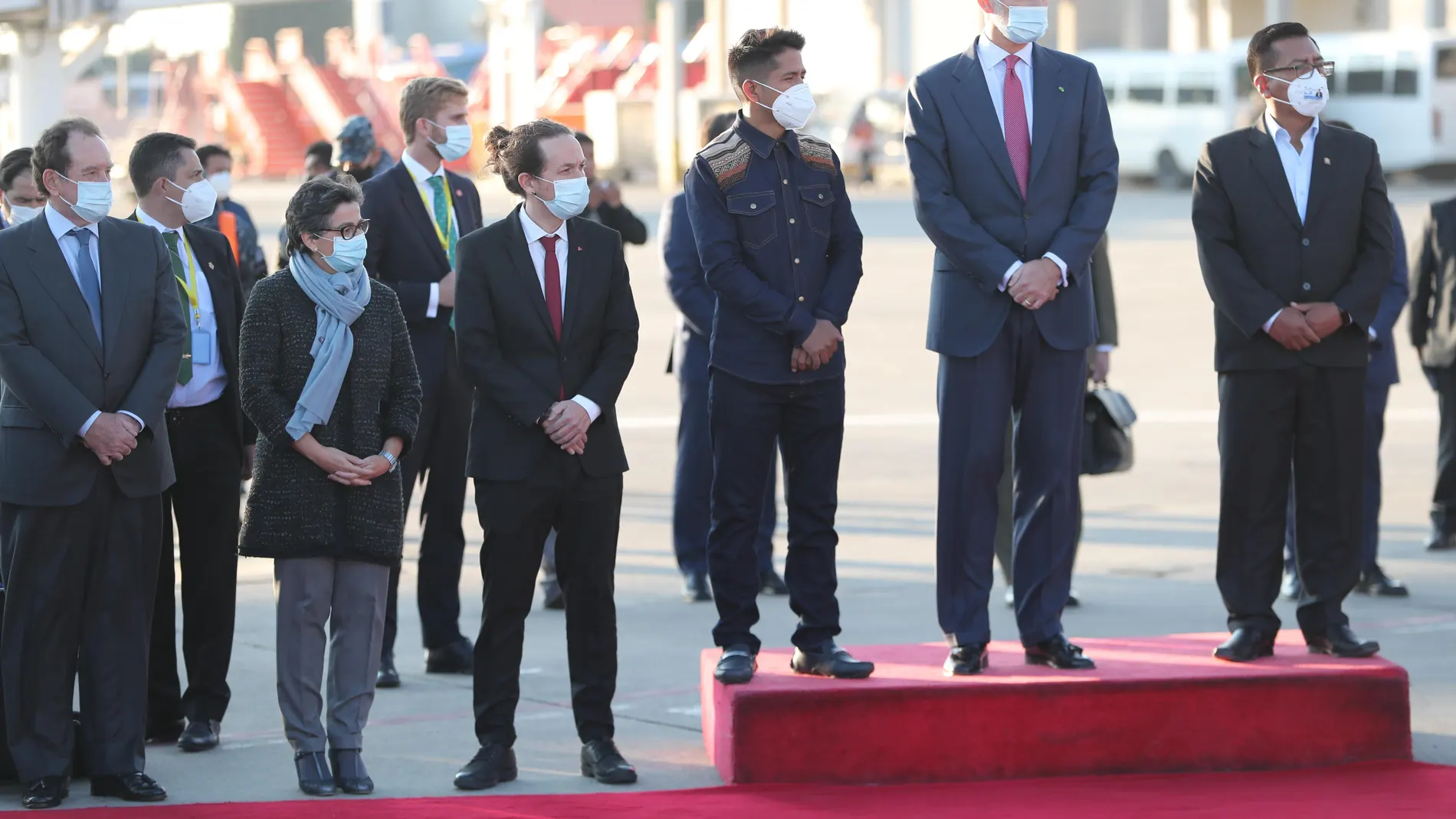 El rey de España, Felipe VI (2d), junto a Pablo Iglesias (3i), vicepresidente segundo del Gobierno de España, y la ministra de Asuntos Exteriores, Arancha González (2i), son recibidos por Andronico Rodriguez (3d), presidente del Senado boliviano