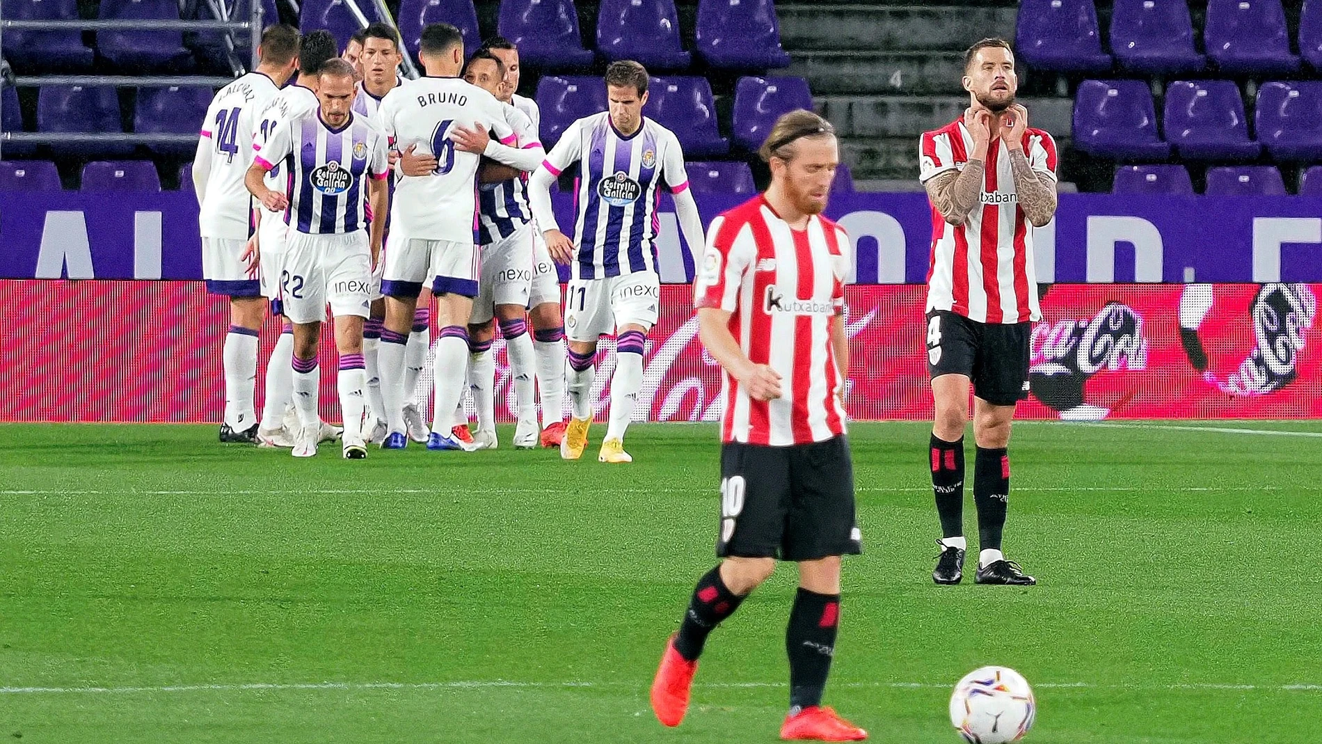 Los jugadores del Valladolid celebran el gol ante el Athletic, durante el partido de Liga en Primera División que disputan este domingo en el estadio José Zorrilla. EFE/R. García