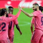 Los jugadores del Real Madrid celebran el gol de Benzema