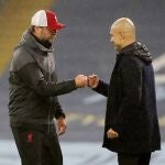 Guardiola y Klopp se saludan antes del Manchester City-Liverpool