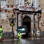 08 November 2020, Spain, Barcelona: Cleaning workers of the city of Barcelona clean outside the Catalonia Government building after a group of seven people has thrown balloons with red paint on the facade of the Palau de la Generalitat during a protest against in the damage in the hospitality sector after restrictions imposed by the government. Photo: Miguel Lopez Mallch/DAX via ZUMA Wire/dpaMiguel Lopez Mallch/DAX via ZUMA / DPA08/11/2020 ONLY FOR USE IN SPAIN