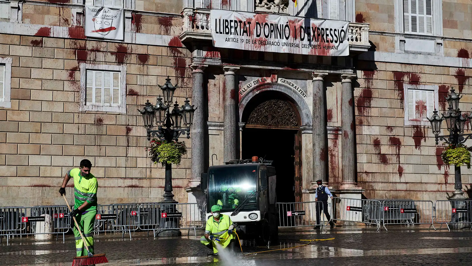 08 November 2020, Spain, Barcelona: Cleaning workers of the city of Barcelona clean outside the Catalonia Government building after a group of seven people has thrown balloons with red paint on the facade of the Palau de la Generalitat during a protest against in the damage in the hospitality sector after restrictions imposed by the government. Photo: Miguel Lopez Mallch/DAX via ZUMA Wire/dpaMiguel Lopez Mallch/DAX via ZUMA / DPA08/11/2020 ONLY FOR USE IN SPAIN