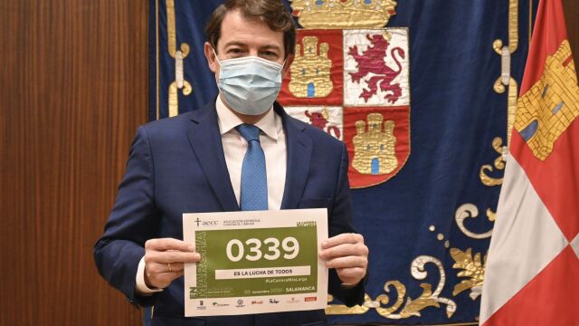 El presidente de la Junta, Alfonso Fernández Mañueco, se suma con su dorsal a #LaCarreraMásLarga de la Asociación Española contra el Cáncer