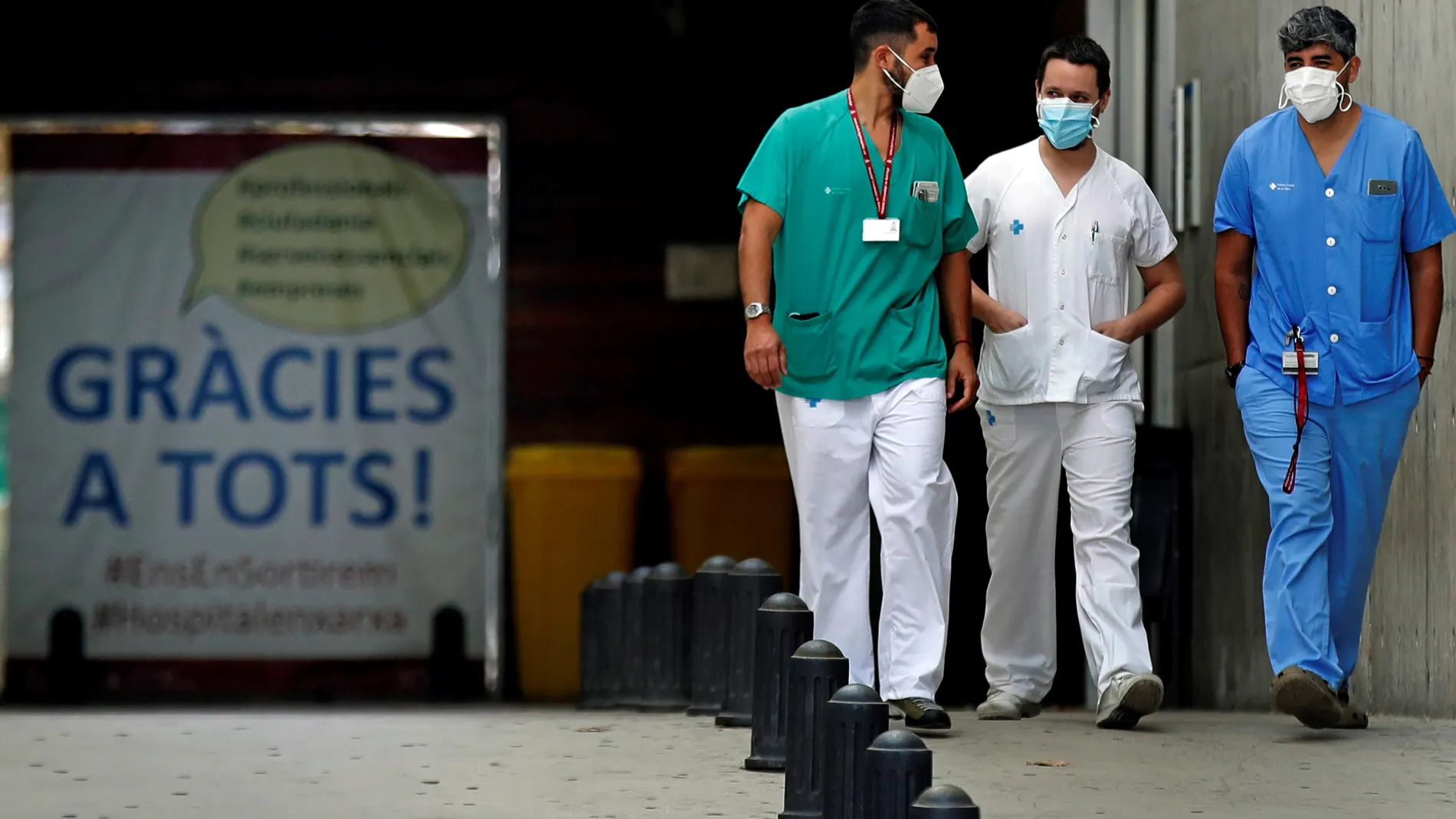 Profesionales sanitarios en la entrada de urgencias del Hospital de Bellvitge, este lunes, cuando el centro mantiene bajo control, de momento, la segunda ola de la pandemia con unas cifras de ingresados alejadas de la saturación pero cuya tendencia al alza durante las últimas semanas ha puesto en alerta a unos trabajadores fatigados por la alta carga asistencial.