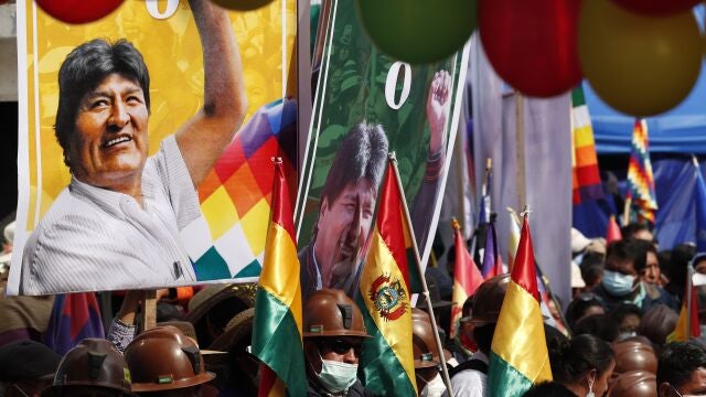 Simpatizantes del expresidente boliviano Evo Morales esperan su regreso al país