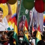Simpatizantes del expresidente boliviano Evo Morales esperan su regreso al país