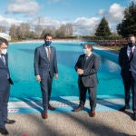 El consejero de la Presidencia, Ángel Ibáñez, visita las inversiones del Fondo de Cooperación Económica Local en la piscina de La Bañeza (León), junto al alcalde del municipio, Javier Carrera