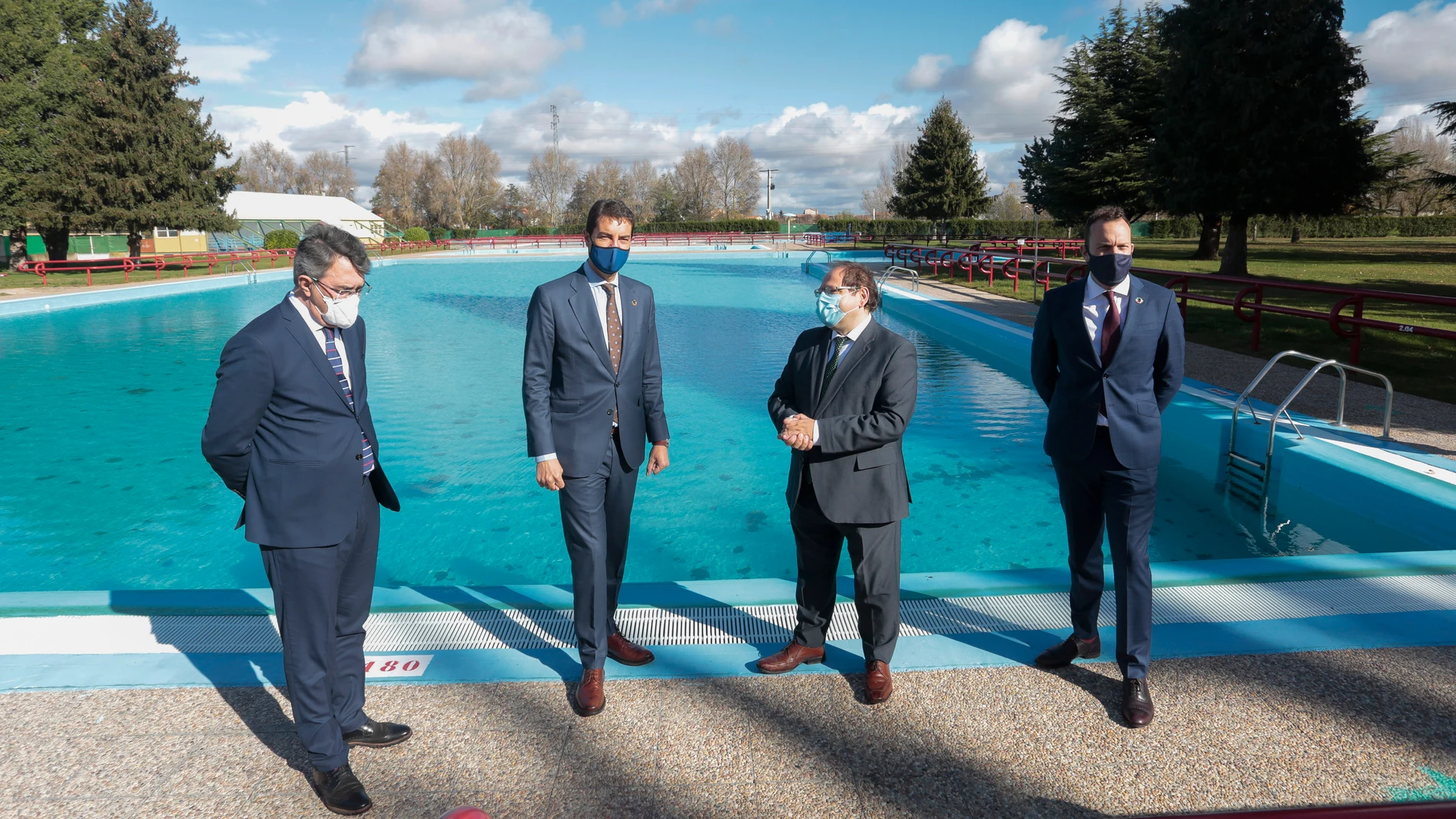 El consejero de la Presidencia, Ángel Ibáñez, visita las inversiones del Fondo de Cooperación Económica Local en la piscina de La Bañeza (León), junto al alcalde del municipio, Javier Carrera