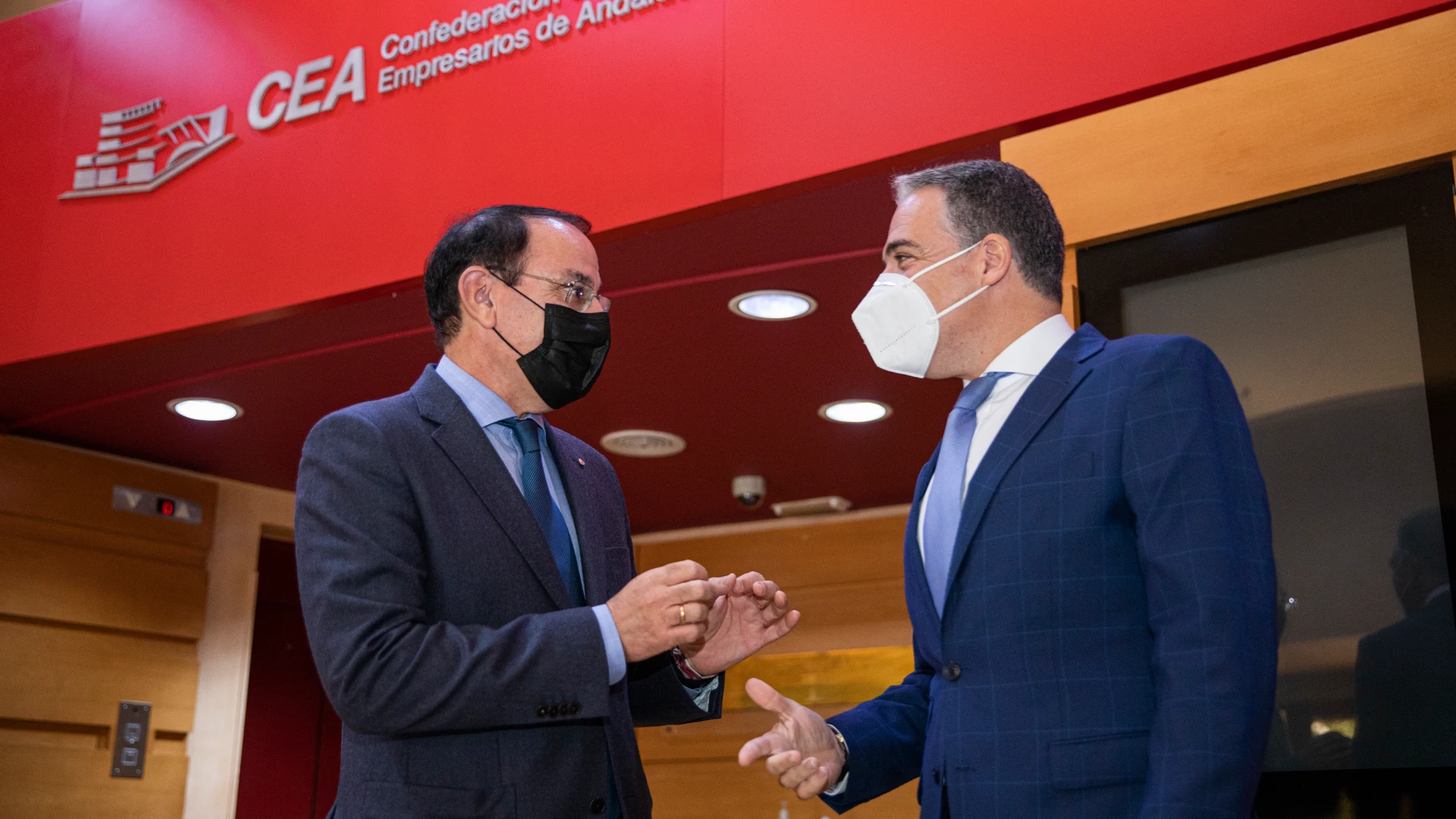 El consejero de la Presidencia, Administración Pública e Interior, Elías Bendodo (d), durante su reunión con el presidente de la Confederación de Empresarios de Andalucía (CEA), Javier González de Lara (i)