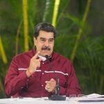 AME6907. CARACAS (VENEZUELA), 08/11/2020.- Fotografía cedida por prensa de Miraflores donde se observa al mandatario venezolano, Nicolás Maduro, en un acto de Gobierno hoy domingo en Caracas. Maduro dijo que trabajará "con paciencia" para establecer canales de diálogo "decentes, sinceros y directos" con el presidente electo de Estados Unidos, el demócrata Joe Biden. EFE/PRENSA MIRAFLORES/ NO VENTAS/ SÓLO USO EDITORIAL