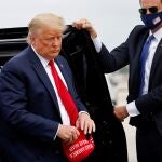 Donald Trump, con su inseparable gorra de "Make America Great Again", llega al aeropuerto de Miami el pasado 2 de noviembre