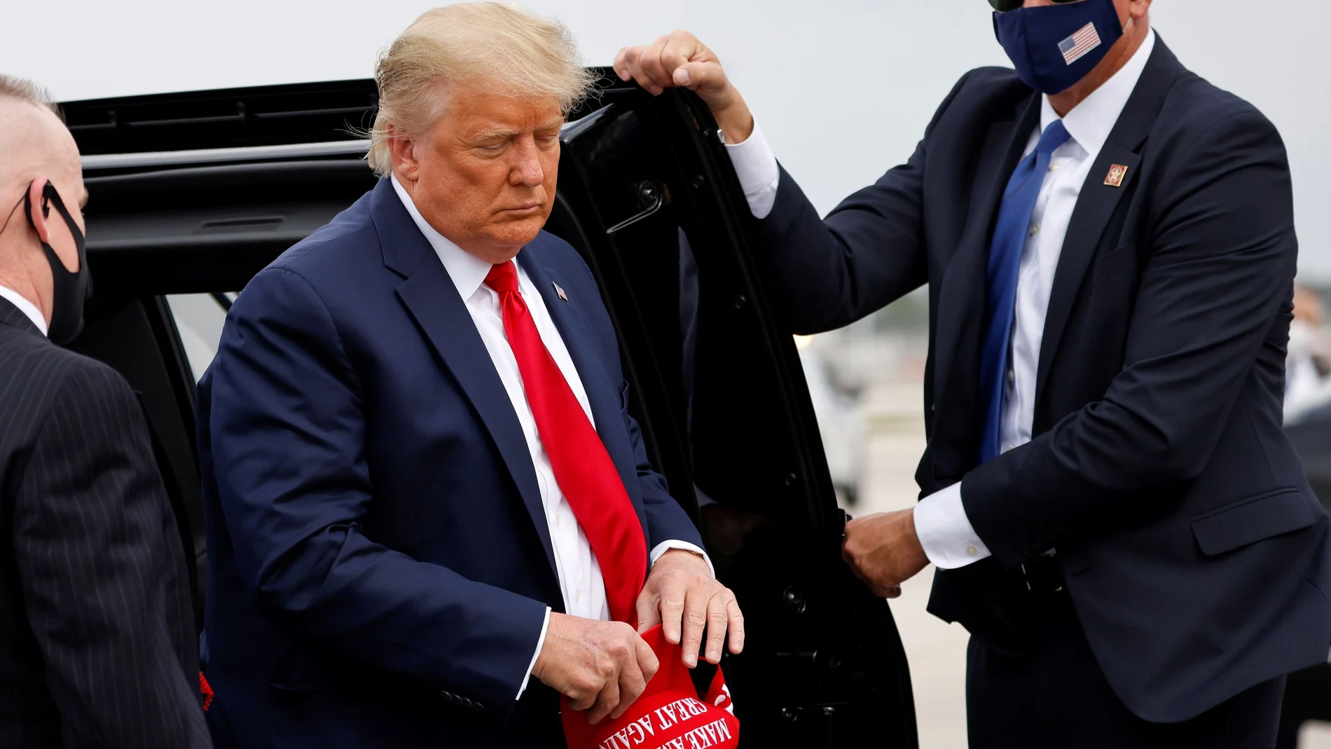 Donald Trump, con su inseparable gorra de "Make America Great Again", llega al aeropuerto de Miami el pasado 2 de noviembre