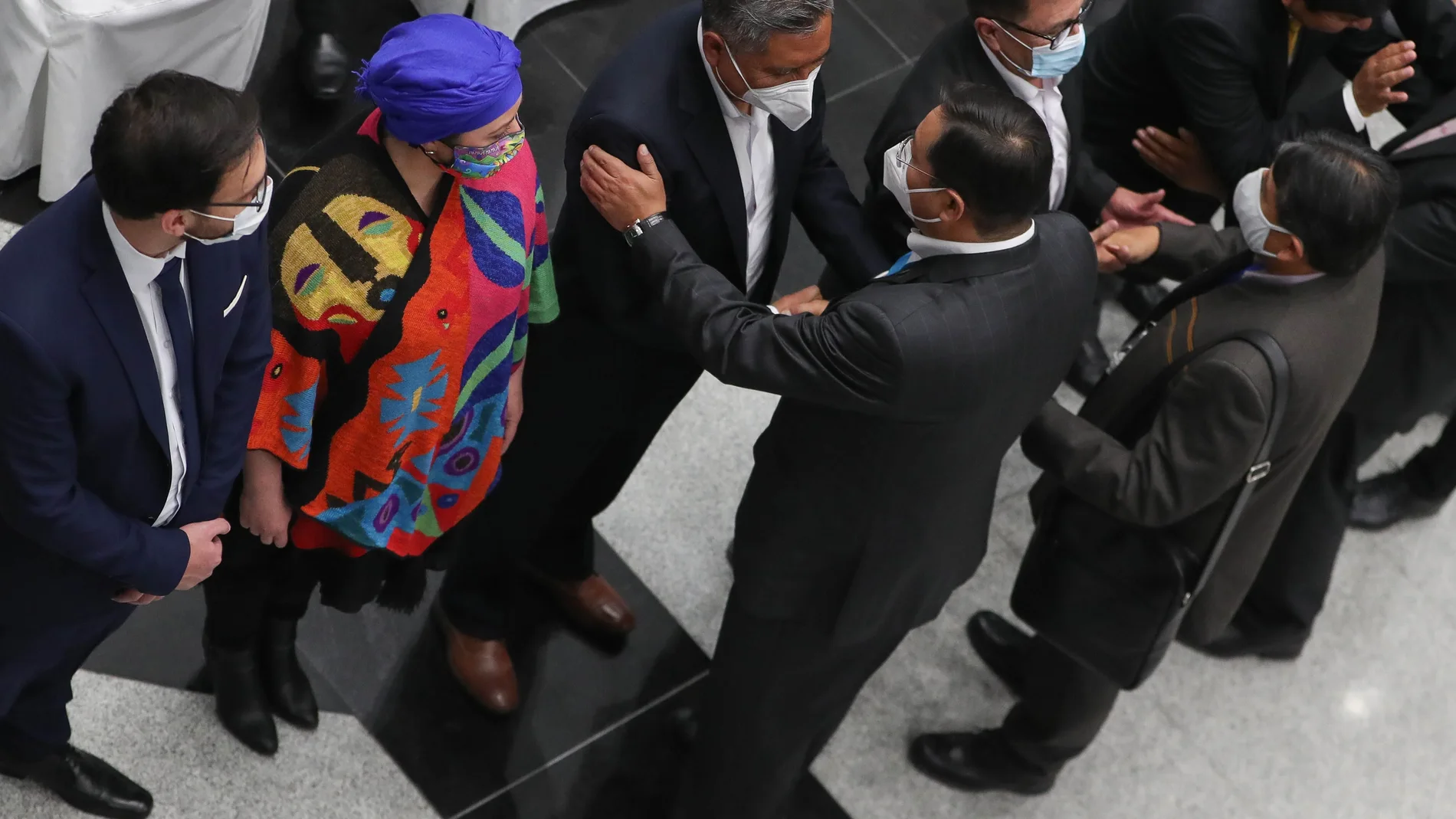 El presidente de Bolivia, Luis Arce (3d), junto al vicepresidente David Choquehuanca (d), saluda al ministro de Relaciones Exteriores Rogelio Mayta Mayta (3i)