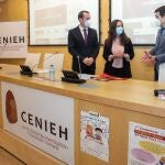 El Cenieh, la Fundación Caja de Burgos y la Obra Social 'la Caixa' presentan el Convenio de Colaboración suscrito este año para seguir potenciando el conocimiento de la evolución humana y el fomento de vocaciones científicas. Alberto Navarro, director centro instituciones DT Noroeste Caixabank; Marta Martinón, directora del CENIEH y Rubén Requejo, director corporativo de la Fundación Caja de Burgos.
