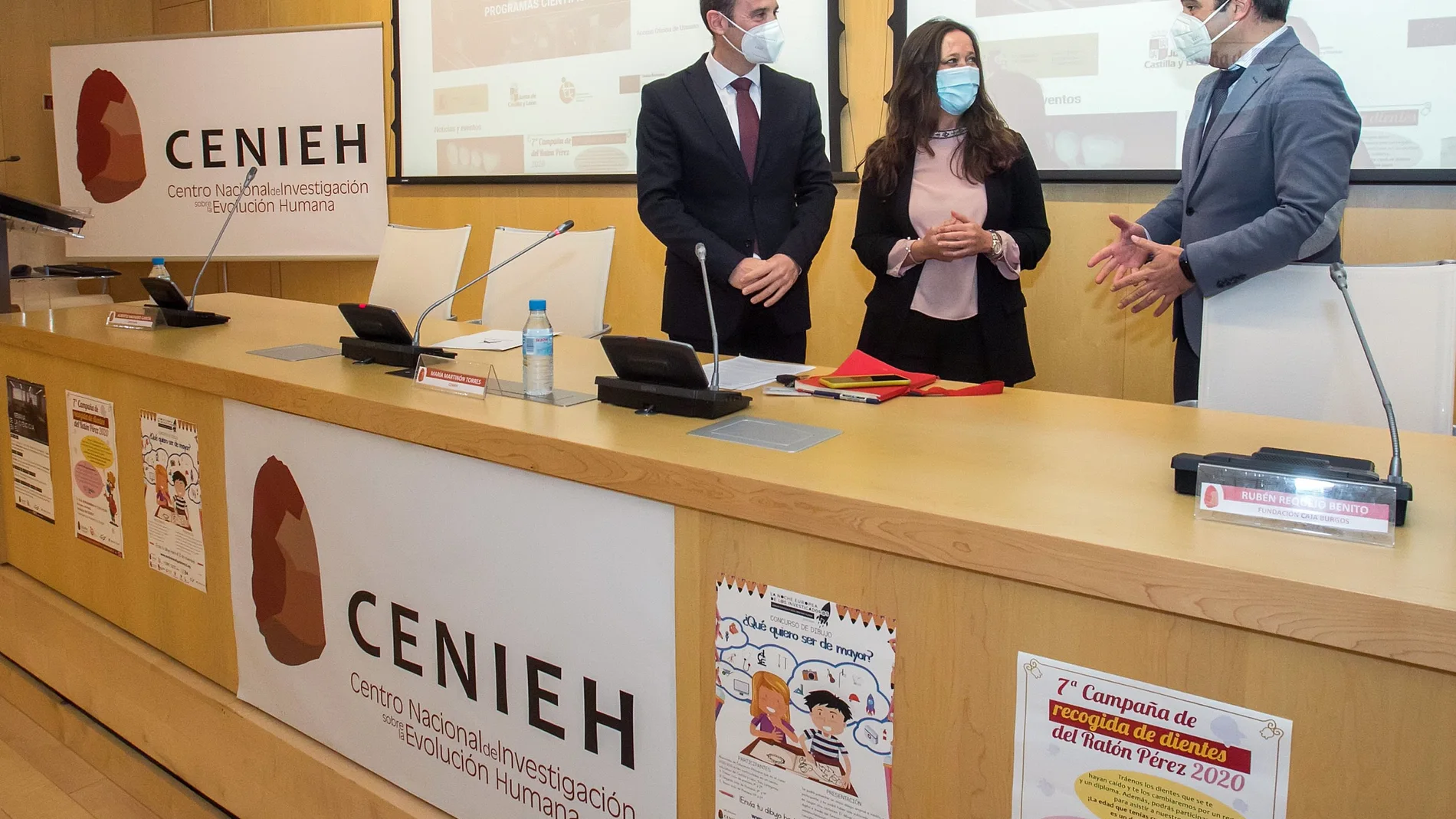 El Cenieh, la Fundación Caja de Burgos y la Obra Social 'la Caixa' presentan el Convenio de Colaboración suscrito este año para seguir potenciando el conocimiento de la evolución humana y el fomento de vocaciones científicas. Alberto Navarro, director centro instituciones DT Noroeste Caixabank; Marta Martinón, directora del CENIEH y Rubén Requejo, director corporativo de la Fundación Caja de Burgos.