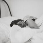 En la imagen, una mujer dormida en la cama | Fuene: Kinga Cichewicz / Unsplash