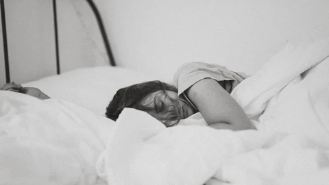 En la imagen, una mujer dormida en la cama | Fuene: Kinga Cichewicz / Unsplash