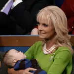 La viuda de John McCain, Cindy, duerme al hijo de Sarah Palin en un acto de la Convención Nacional Republicana
