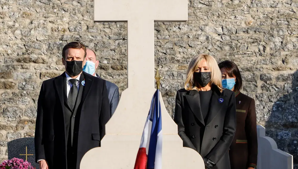 El presidente francés, Emmanuel Macron, y su esposa Brigitte acudieron el pasado lunes a Colombey-les-deux-eglises, donde descansa Charles de Gaulle
