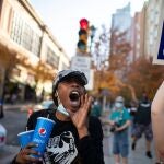 Jessica Ashley, de 32 años, partidaria del presidente electo Joe Biden, grita a los partidarios del presidente estadounidense Donald Trump al otro lado de la calle, el días después de que se conociera la victoria del demócrata
