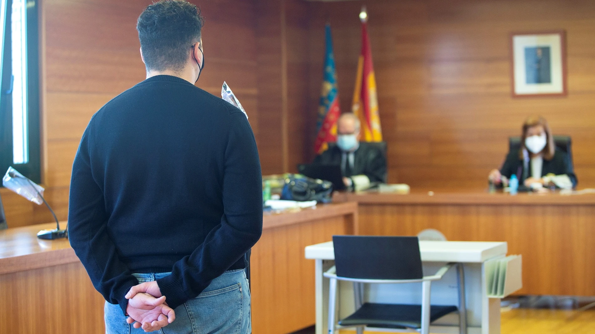 La sección segunda de la Audiencia Provincial de Castellón juzga hoy a un catequista de 20 años por presuntos abusos sexuales a dos menores de edad en un piso en el que la parroquia con la que colaboraba y donde guardaba objetos religiosos.