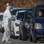 GRAFCVA9468. VALENCIA, 09/11/2020.- Decenas de coches hacen cola ante el hospital de campaña de La Fe de València para la realización de pruebas de detección de covid-19. El sistema de "autocovid" permite agilizar la toma de muestras y minimizar riesgos de contagios. EFE/Juan Carlos Cárdenas. , .