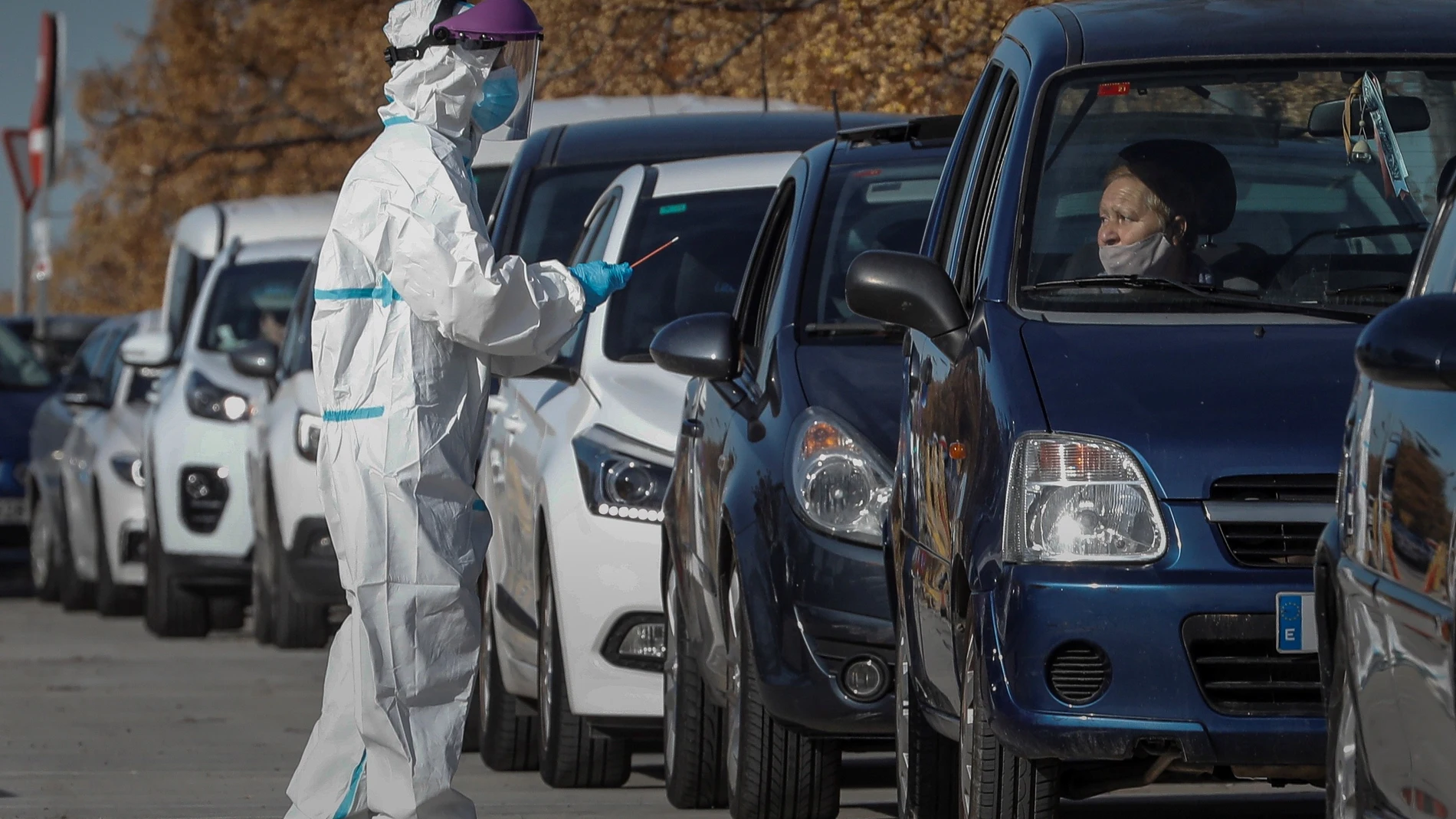 GRAFCVA9468. VALENCIA, 09/11/2020.- Decenas de coches hacen cola ante el hospital de campaña de La Fe de València para la realización de pruebas de detección de covid-19. El sistema de "autocovid" permite agilizar la toma de muestras y minimizar riesgos de contagios. EFE/Juan Carlos Cárdenas. , .