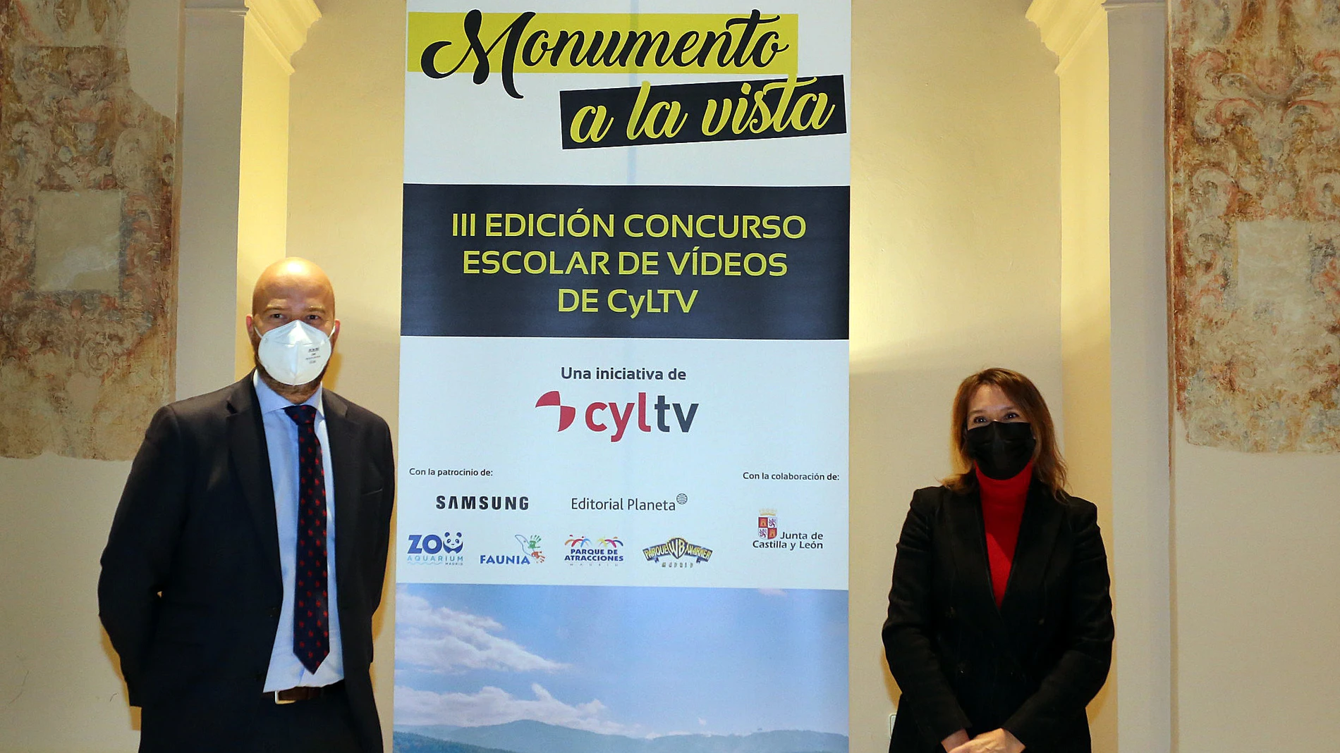 La consejera de Educación, Rocío Lucas, junto al director general de Castilla y León Televisión, Jorge Losada, en la presentación del certamen