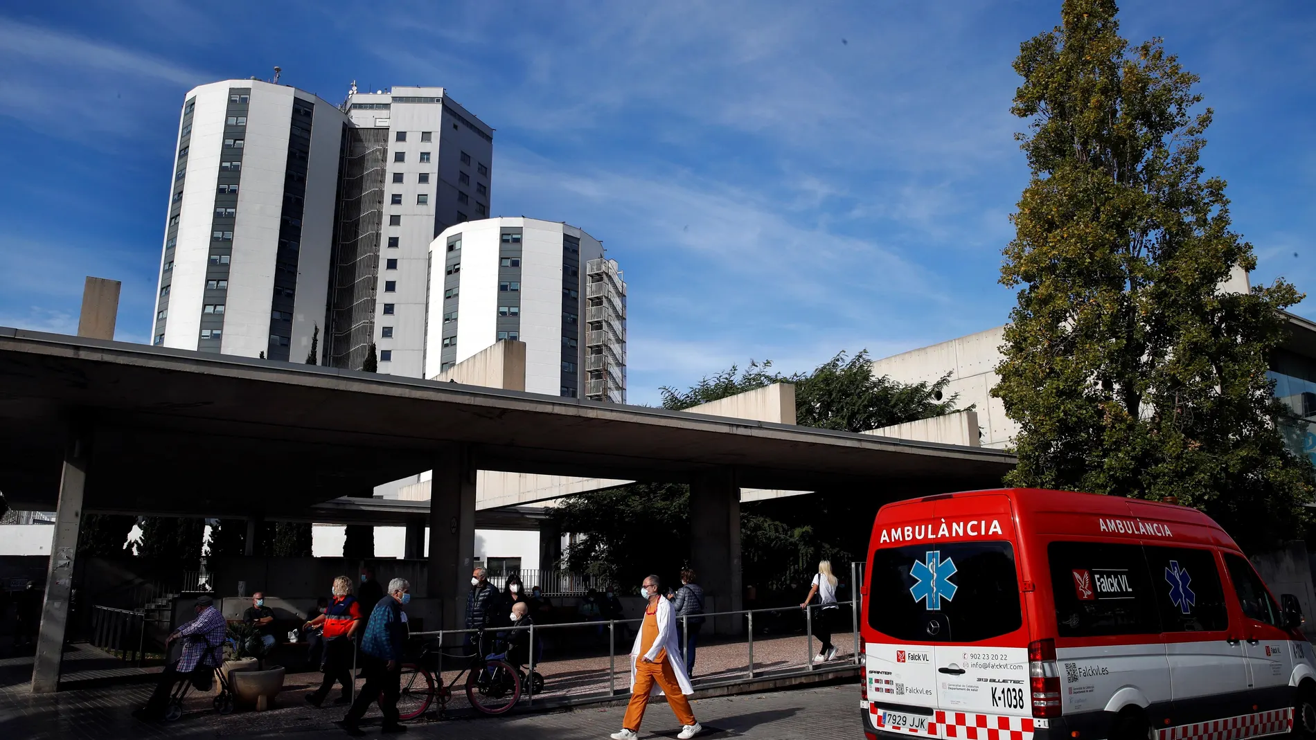 Entrada de la zona de consultas externas del Hospital de Bellvitge (Barcelona).