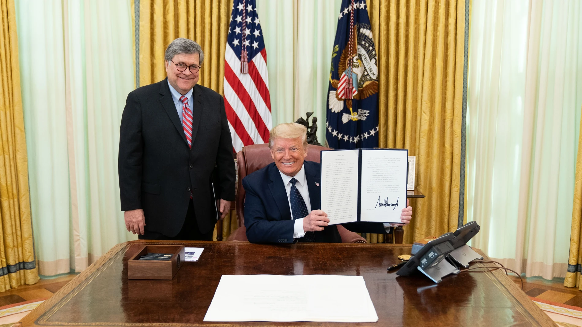 El fiscal general de Estados Unidos, William Barr, y Donald Trump, en el Despacho Oval de la Casa Blanca