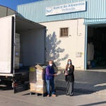 Jaime Serra, del Banco de Alimentos, y Andrea Gómez, de Mercadona, durante la entrega