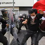 Manifestantes se enfrentan a la Policía en Lima