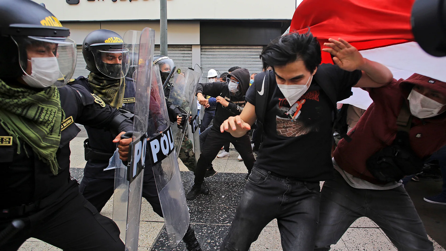 Manifestantes se enfrentan a la Policía en Lima