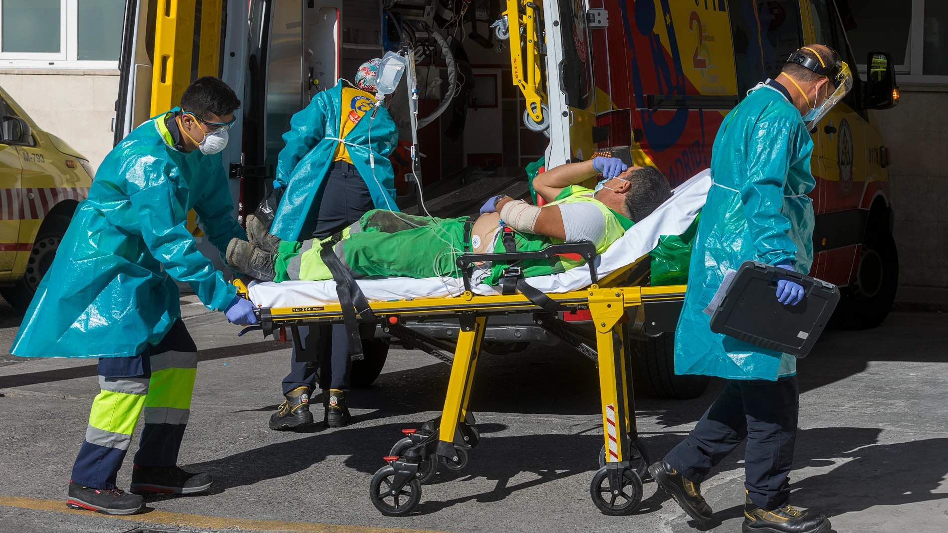 Entrada de urgencias de los hospitales 12 de octubre, en Madrid y Severo Ochoa, en Leganés