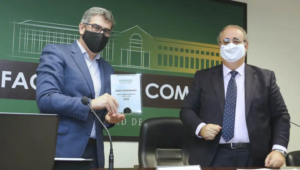 El director de Quesos Entrepinares, José Manuel García Bejines, recoge el 'Premio Empresa Exportadora' de la mano del decano de la Facultad de Comercio, José Antonio Salvador Insúa