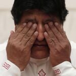 AME7142. UYUNI (BOLIVIA), 10/11/2020.- El expresidente de Bolivia Evo Morales reacciona durante una conferencia de prensa en Uyuni (Bolivia). El expresidente de Bolivia Evo Morales (2006-2019) aseguró este miércoles que los grandes yacimientos de litio que tiene su país fueron el motivo del "golpe de Estado" del que mantiene que fue víctima en la crisis política desatada tras las sospechas de fraude en las elecciones de 2019. EFE/Paolo Aguilar