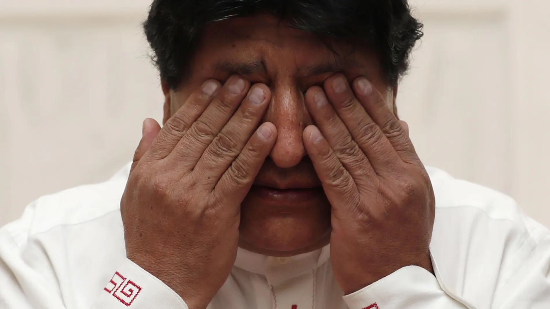 AME7142. UYUNI (BOLIVIA), 10/11/2020.- El expresidente de Bolivia Evo Morales reacciona durante una conferencia de prensa en Uyuni (Bolivia). El expresidente de Bolivia Evo Morales (2006-2019) aseguró este miércoles que los grandes yacimientos de litio que tiene su país fueron el motivo del "golpe de Estado" del que mantiene que fue víctima en la crisis política desatada tras las sospechas de fraude en las elecciones de 2019. EFE/Paolo Aguilar