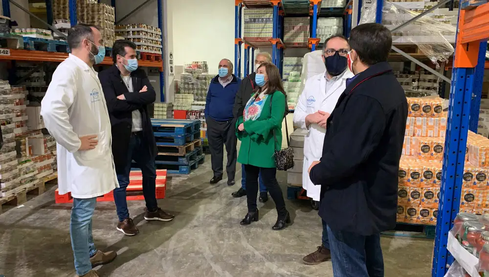 El secretario general del PSCyL, Luis Tudanca, visita la localidad salmantina de La Macotera