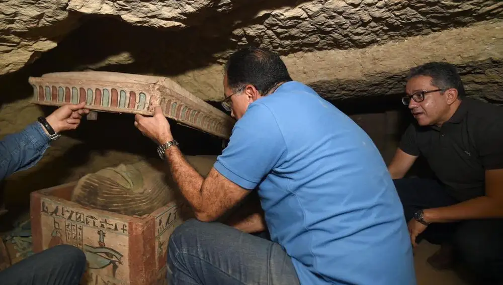 Khaled El-Anany, ministro de Antigüedades de Egipto, abriendo un ataúd